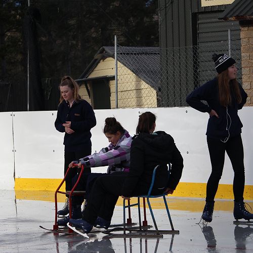 Rockhampton Student Exchange Group at Naseby for a day on the ice.