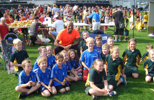 Kaikorai and Tahuna children with Mike Powell