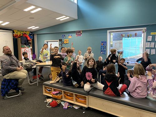 Rūma tekau mā rua signing 'good morning principal' for NZSL week.