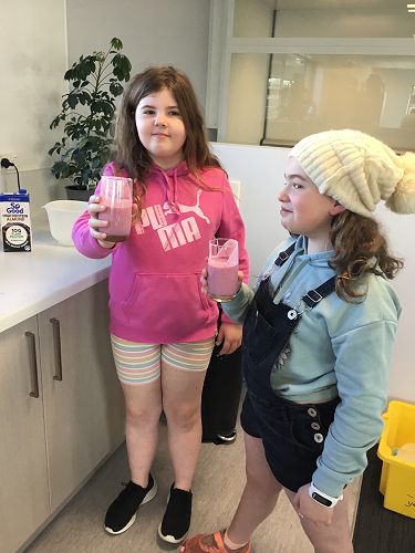 Making a nutritious berry smoothie