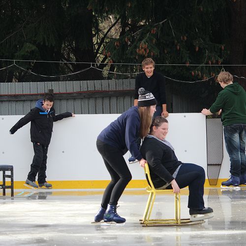 Rockhampton Student Exchange Group at Naseby for a day on the ice.