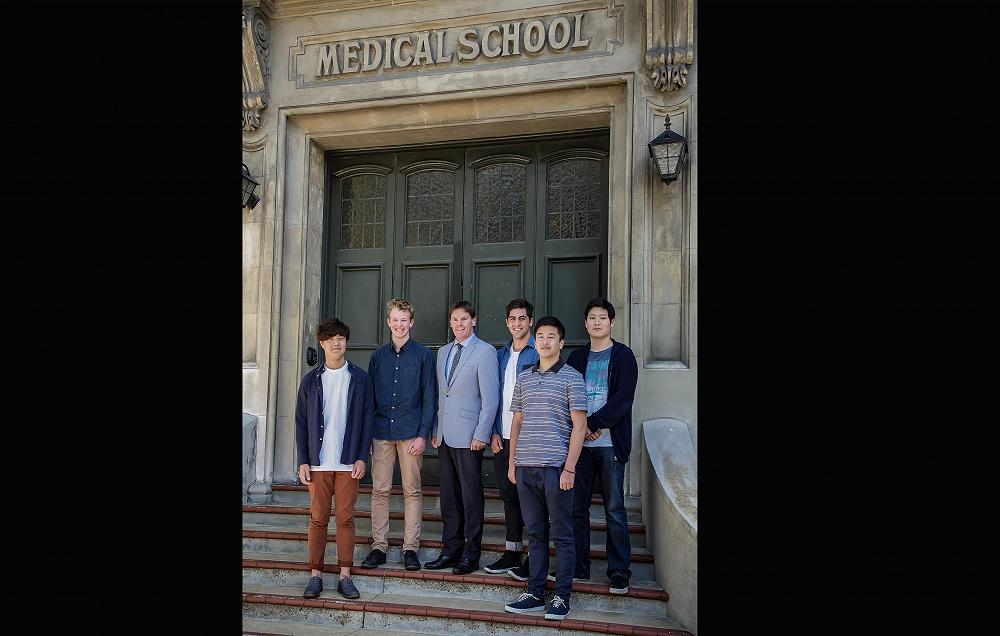 Five of the McGlashan Old Boys who gained entrance to 2nd Year Medicine in 
2017, pictured here with John Mcglashan's headmaster, Mr Neil Garry, 
(from left to right) Jimmy Jo, Wilson Mitchell, Mr Neil Garry, Joshua 
Preston, Han Zhang and Joshua Kim

