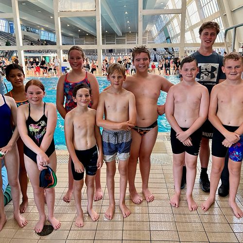 Y7/8 Waterpolo team with two senior student coaches