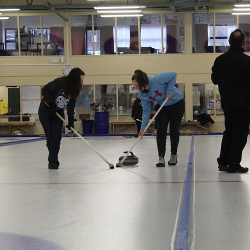 Rockhampton Student Exchange Group at Naseby for a day on the ice.