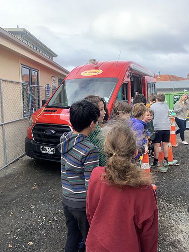 Rūma tekau ma tahi wait patiently for their ice cream