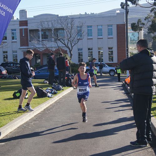 Akira wins the Y7&8 cross country