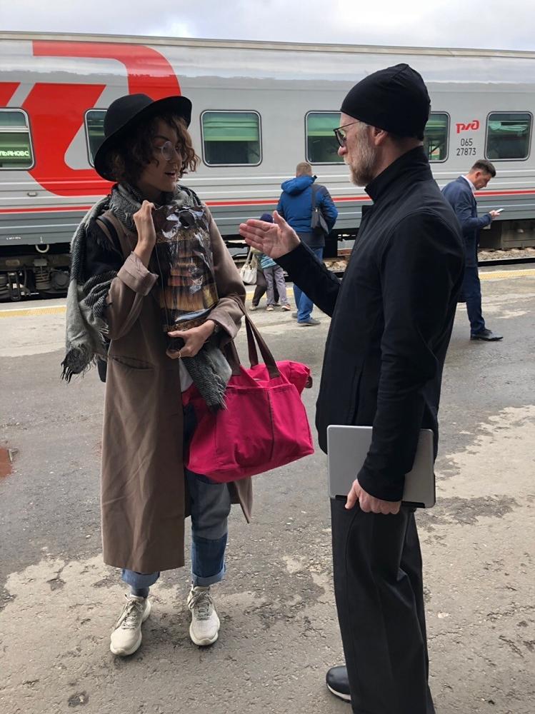 David Howard meeting Ulyanovsk composer Sofia Filyanina as she arrives by train from Moscow.