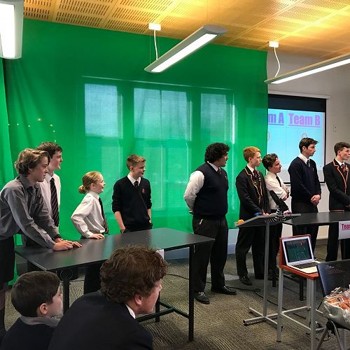 Both teams waiting for the next question.