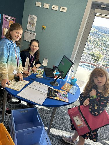 Some of our fabulous Y6 librarians