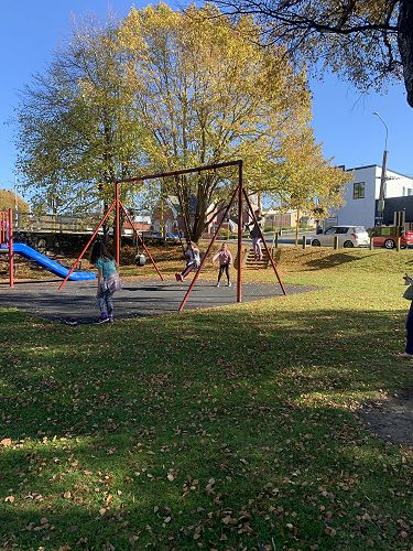 Autumn at Nairn Street park at lunch time
