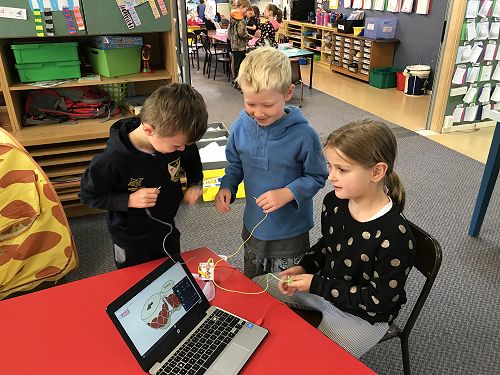 Room 7 and 9 working together making and creating.