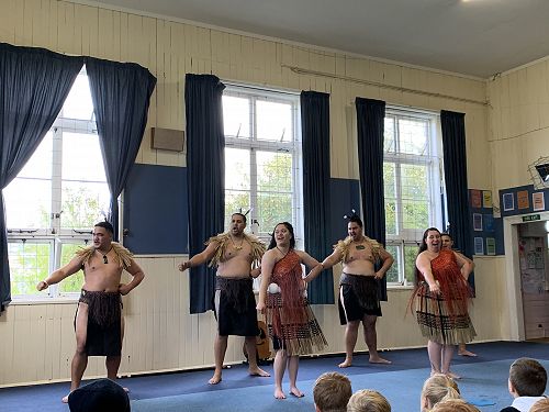 Kahurangi Dance Group perform to the school 