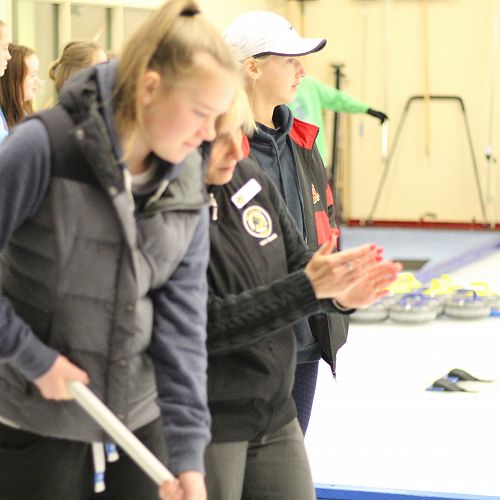 Rockhampton Student Exchange Group at Naseby for a day on the ice.