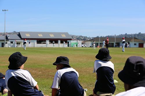 Very interested Tahuna crowd looks on